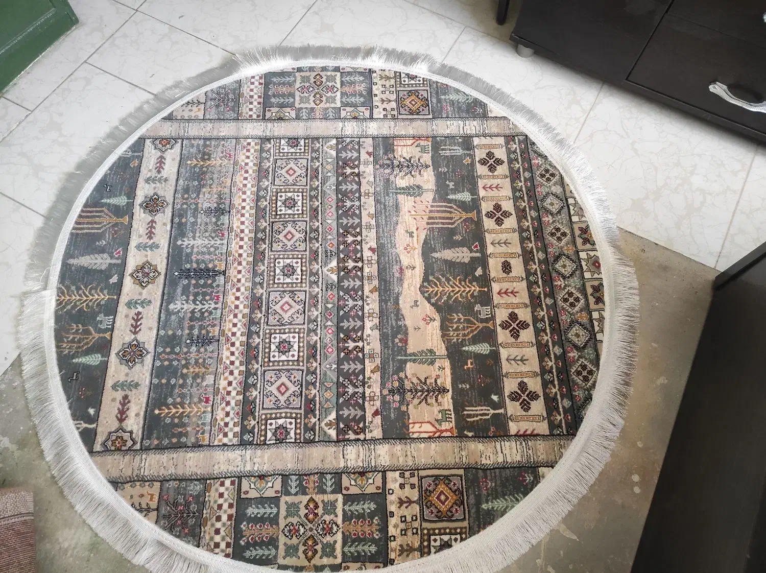 فرش گرد|فرش|شاهین‌شهر, نبوت|دیوار