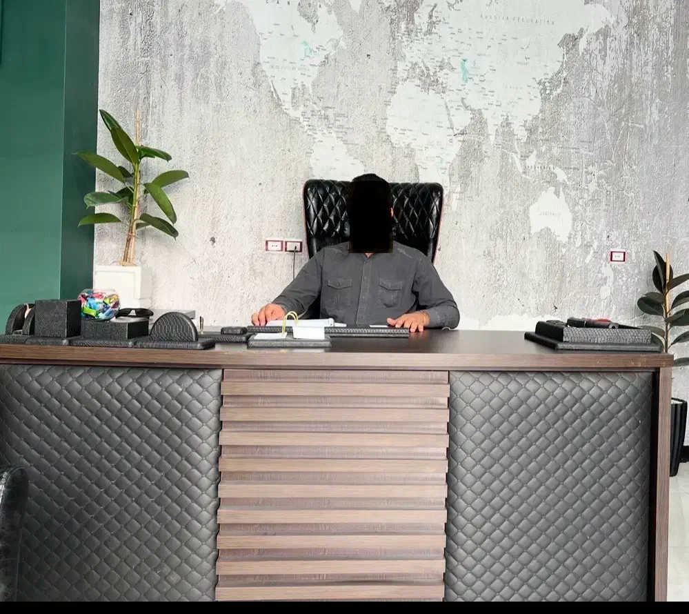 فروش میز مدیریت جنس چوب و چرم در حد نو|مبلمان اداری|کرمان, |دیوار