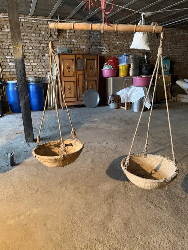 ترازو و کوزه قدیمی|کلکسیون اشیاء عتیقه|تهران, دهکده المپیک|دیوار