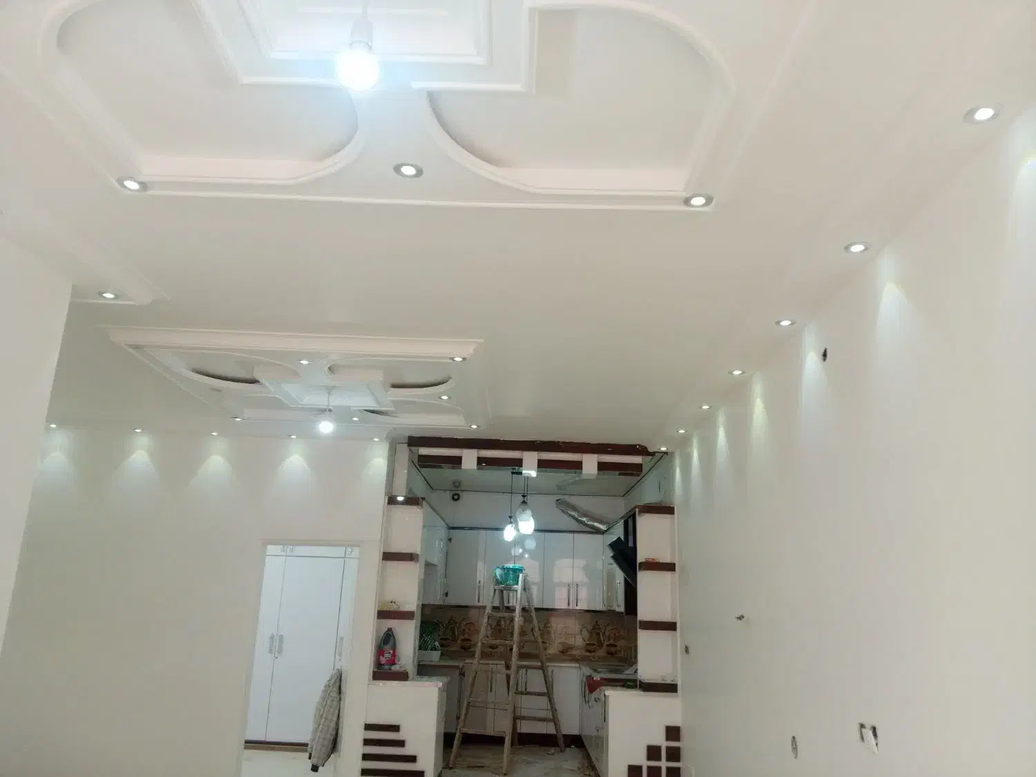 نقاشی و رنک کاری و لکه گیری گچ|خدمات پیشه و مهارت|قم, زند آباد|دیوار