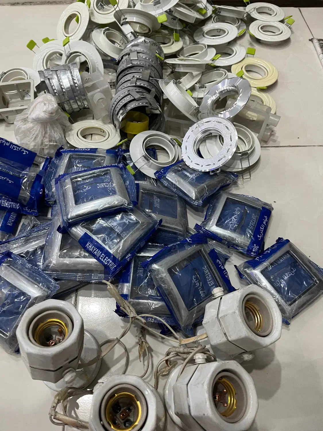 تعدادی کلیدپریض قاب هالوژن سرپریچ مترحک دیوار سقفی|لامپ و چراغ|کرج, حصارک بالا|دیوار