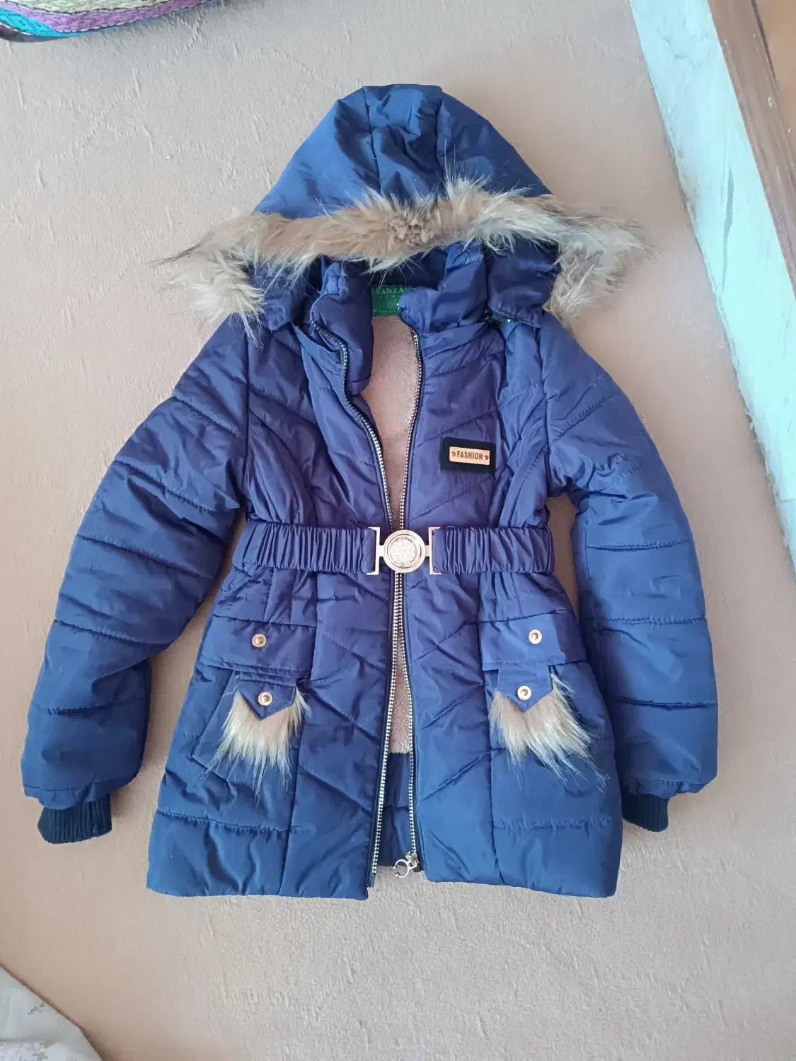 کاپشن|لباس|قائن, |دیوار