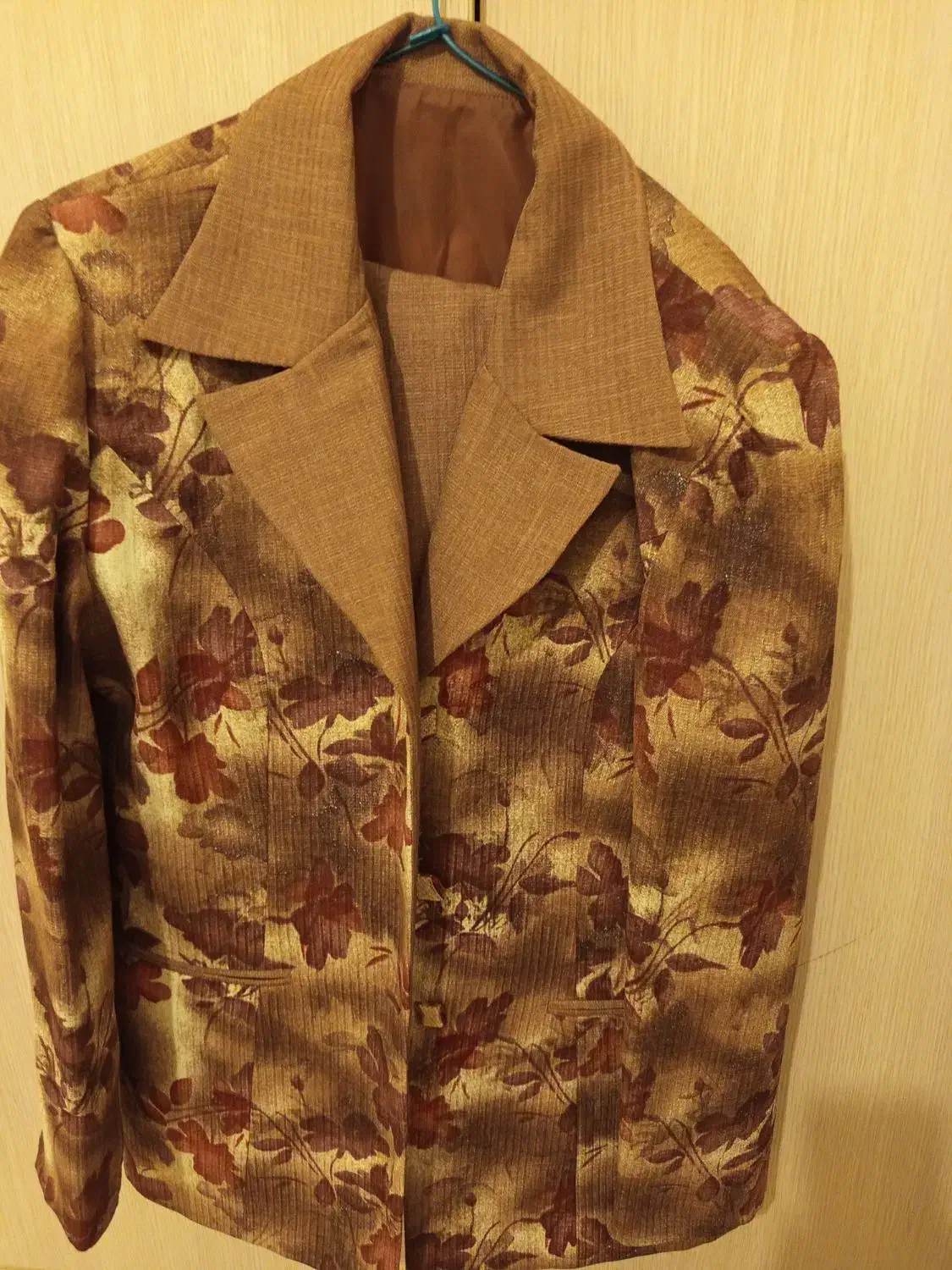 کت و دامن|لباس|شیراز, گویم|دیوار