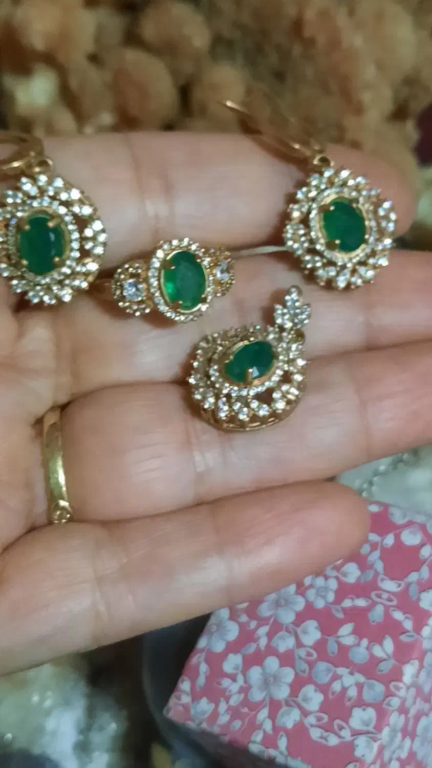 ست گوشواره و انگشتر و گردنی با سنگ سنتتیک زمرد|بدلیجات|بندر انزلی, ساحل قو|دیوار