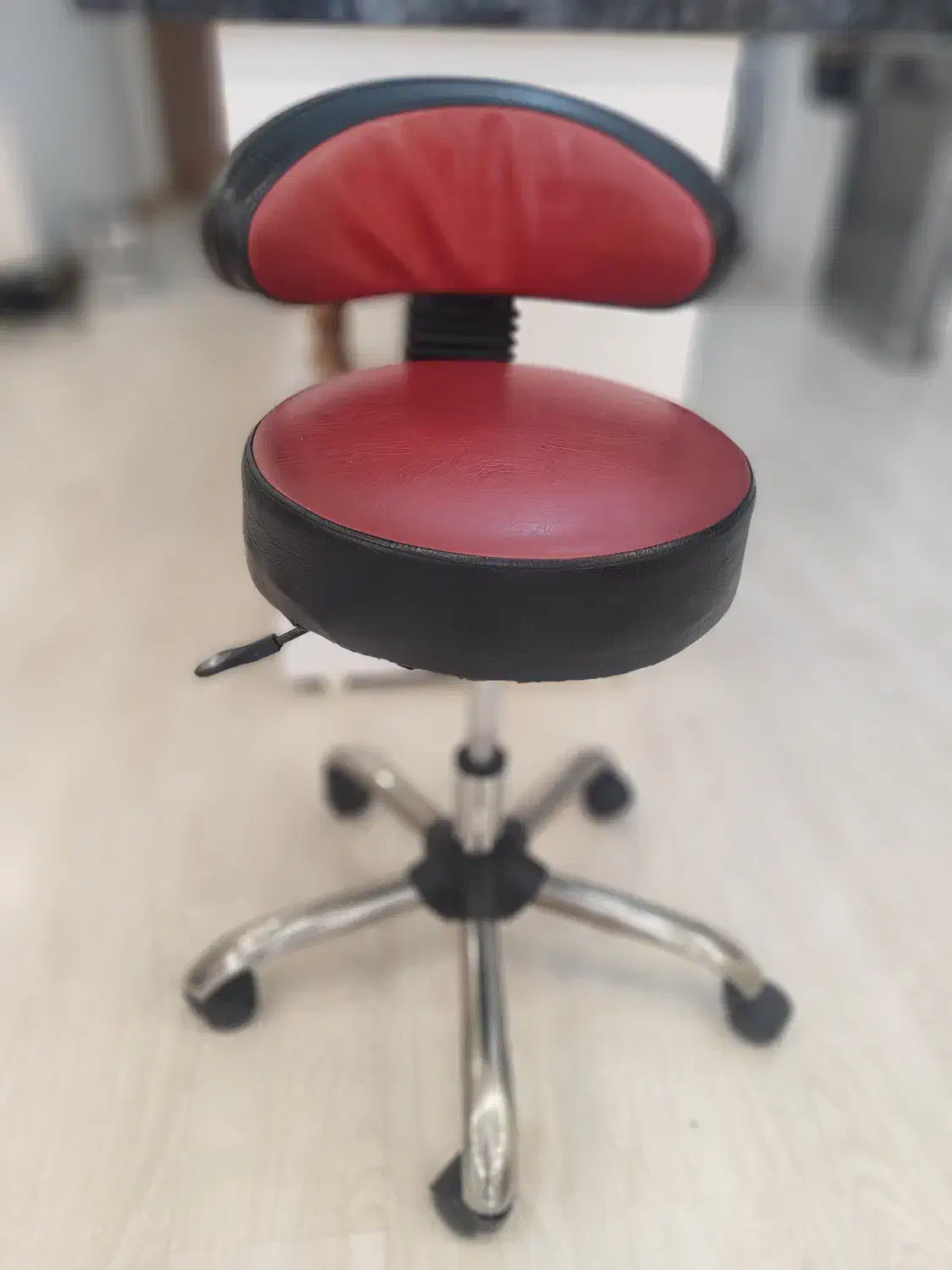 صندلی ارایشگاه|آرایشگاه و سالنهای زیبایی|مشکیندشت, |دیوار