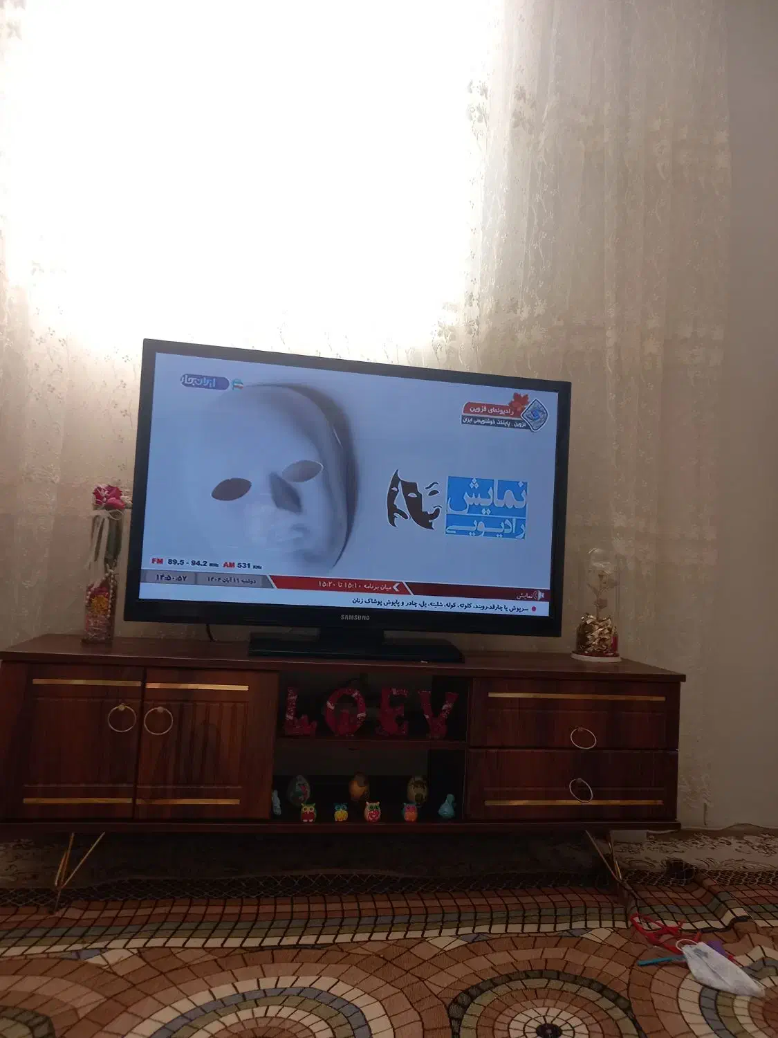 تلویزیون 43 انج و میز تلویزیون|تلویزیون و پروژکتور|قزوین, |دیوار