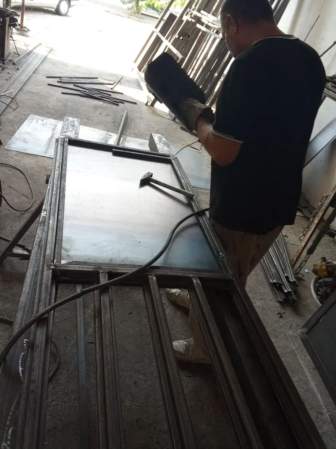 ساخت انواع درب و پنجره و انواع سازه های فلزی|خدمات پیشه و مهارت|کرج, مجتمع صنفی صنعتی|دیوار