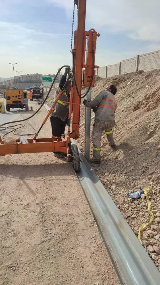 استخدام نیرو نصب گاردریل|استخدام صنعتی، فنی، مهندسی|تهران, اتحاد|دیوار