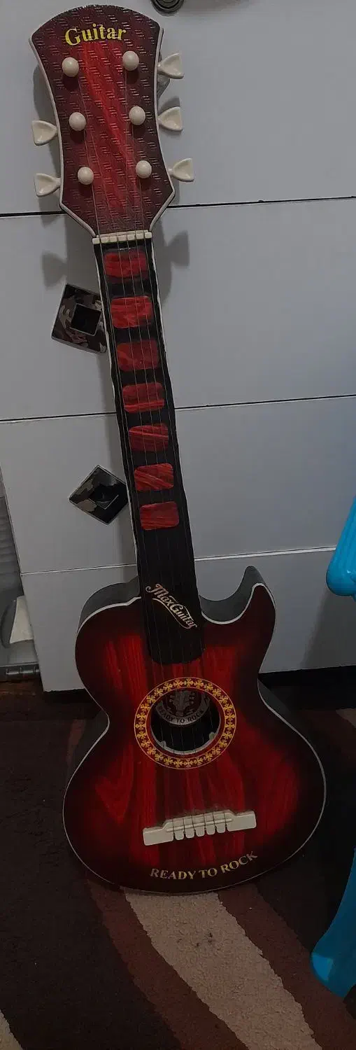 صندلی و گیتار|تخت و صندلی بچه|بندر انزلی, گیلار|دیوار