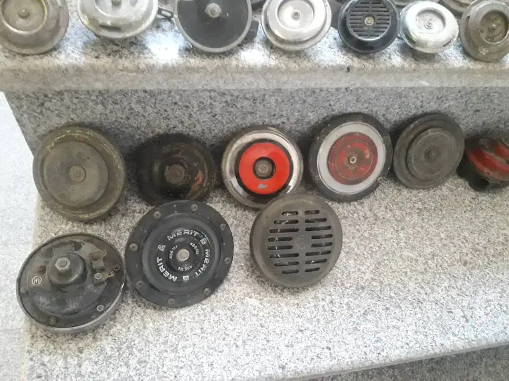 بوق|قطعات یدکی و لوازم جانبی|ری, شهادت|دیوار