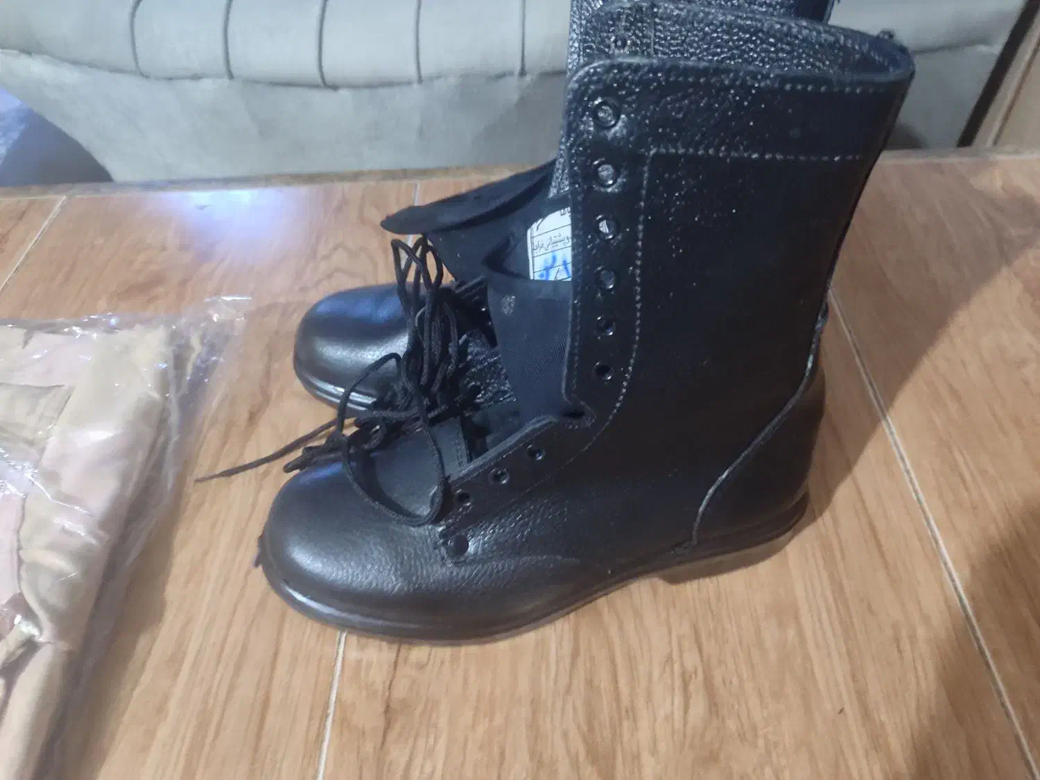 پوتین و لباس سربازی مرزبانی|لباس|نیشابور, فردوس شمالی|دیوار