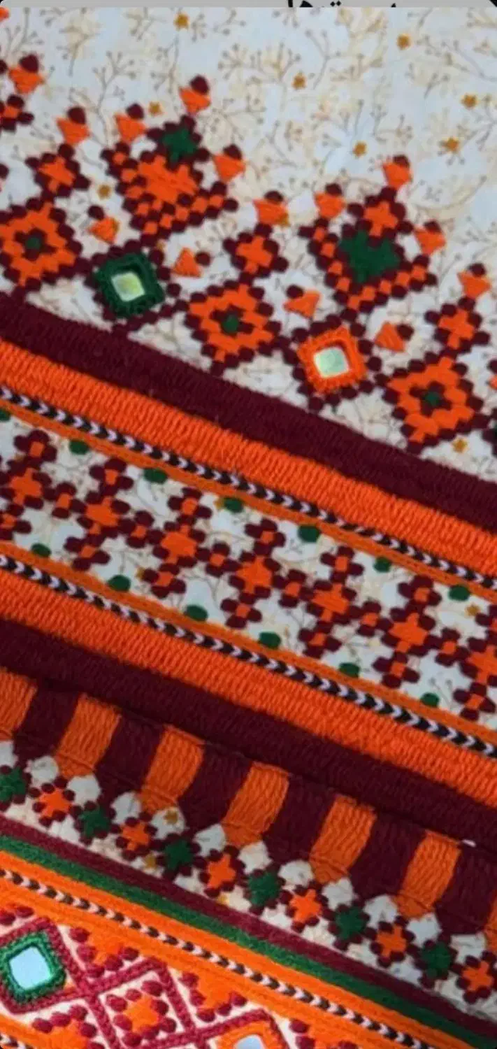 دوزنده لباس موسوم ایینه جالار کپنال بنوک|لباس|ایرانشهر, |دیوار