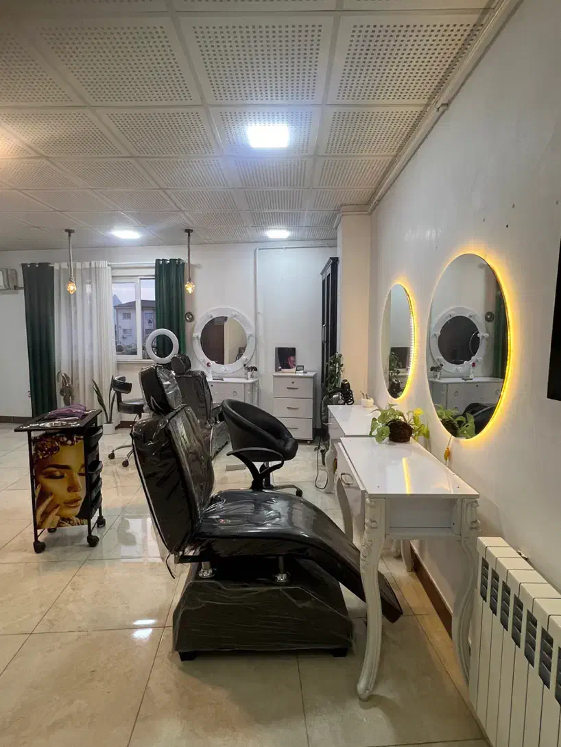 احاره صندلی ونمیز ناخن در سالن زیبایی|اجارهٔ دفتر کار، اتاق اداری، مطب|رشت, معلم|دیوار