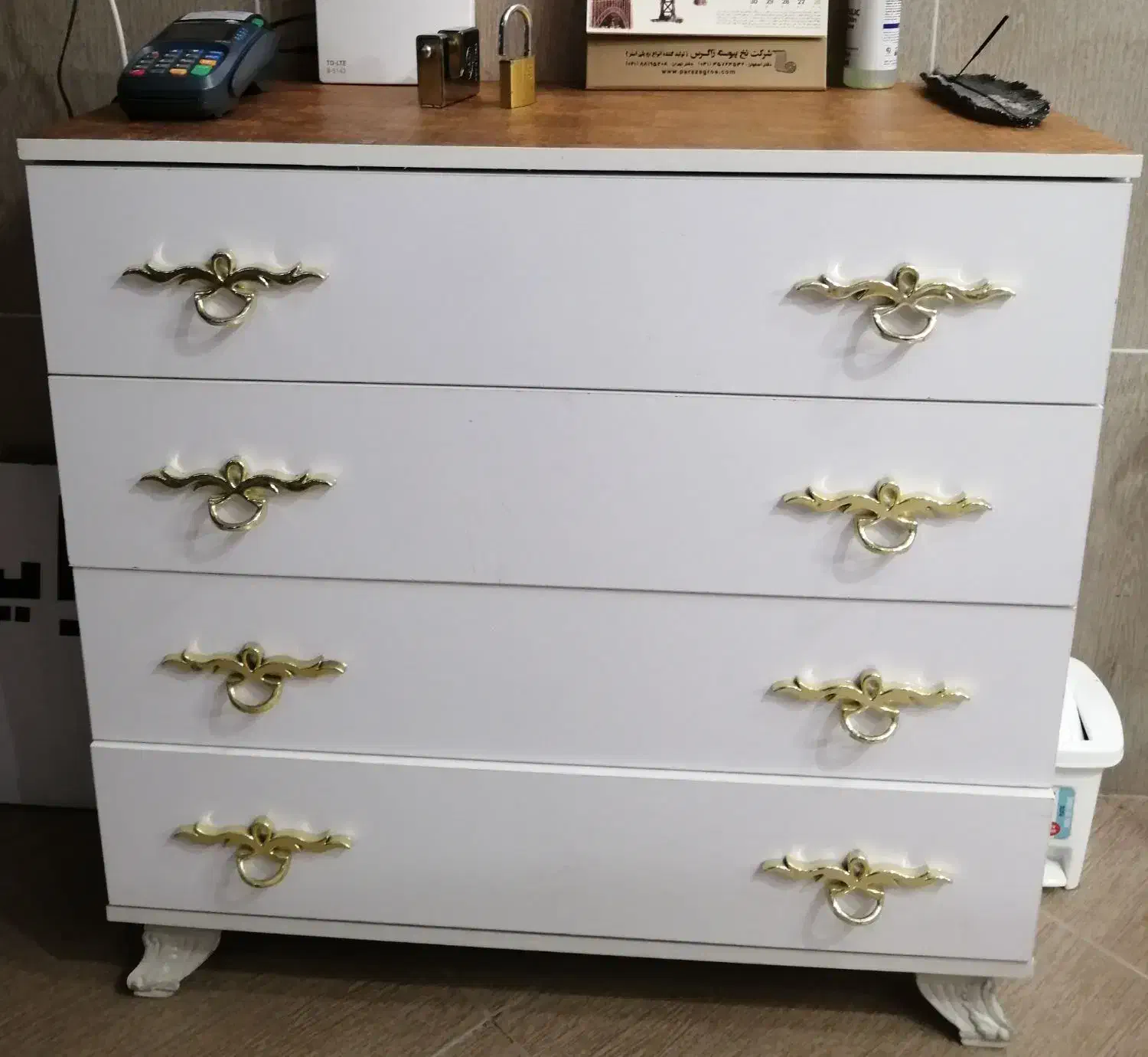 ویترین|آرایشگاه و سالن‌های زیبایی|اصفهان, باتون|دیوار