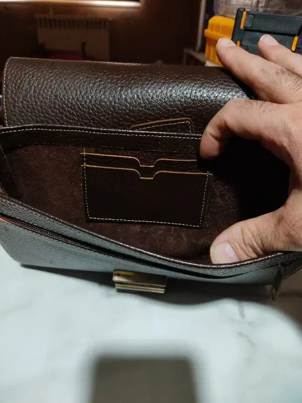 کیف.چرم.|کیف، کفش، کمربند|رشت, کاکتوس|دیوار