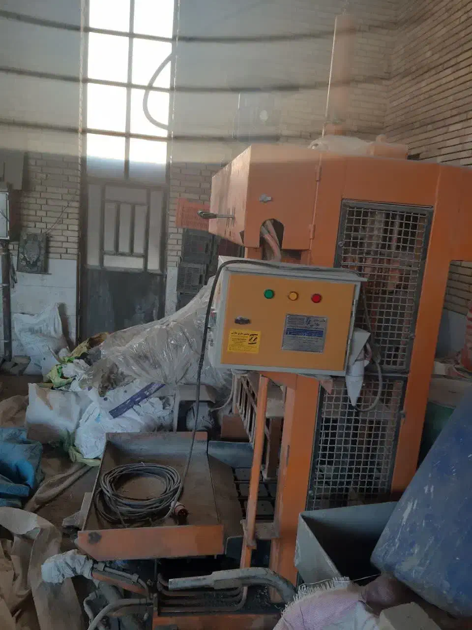 دستگاه بلوک زن نیمه هیدرولیک در حد نو|ماشین‌آلات صنعتی|تفت, |دیوار