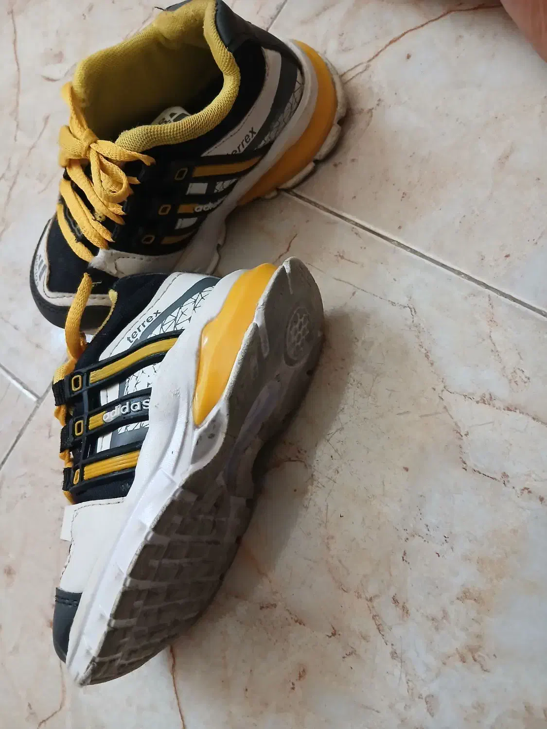 ۳جفت کفش بچه گانه ویک جفت کفش فوتبال بچه گانه|کیف، کفش، کمربند|ارومیه, |دیوار