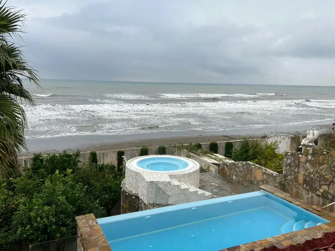 اجاره ویلا استخردار ساحلی اول دریا لب اب اب آب|اجارهٔ کوتاه‌مدت ویلا و باغ|رامسر, |دیوار