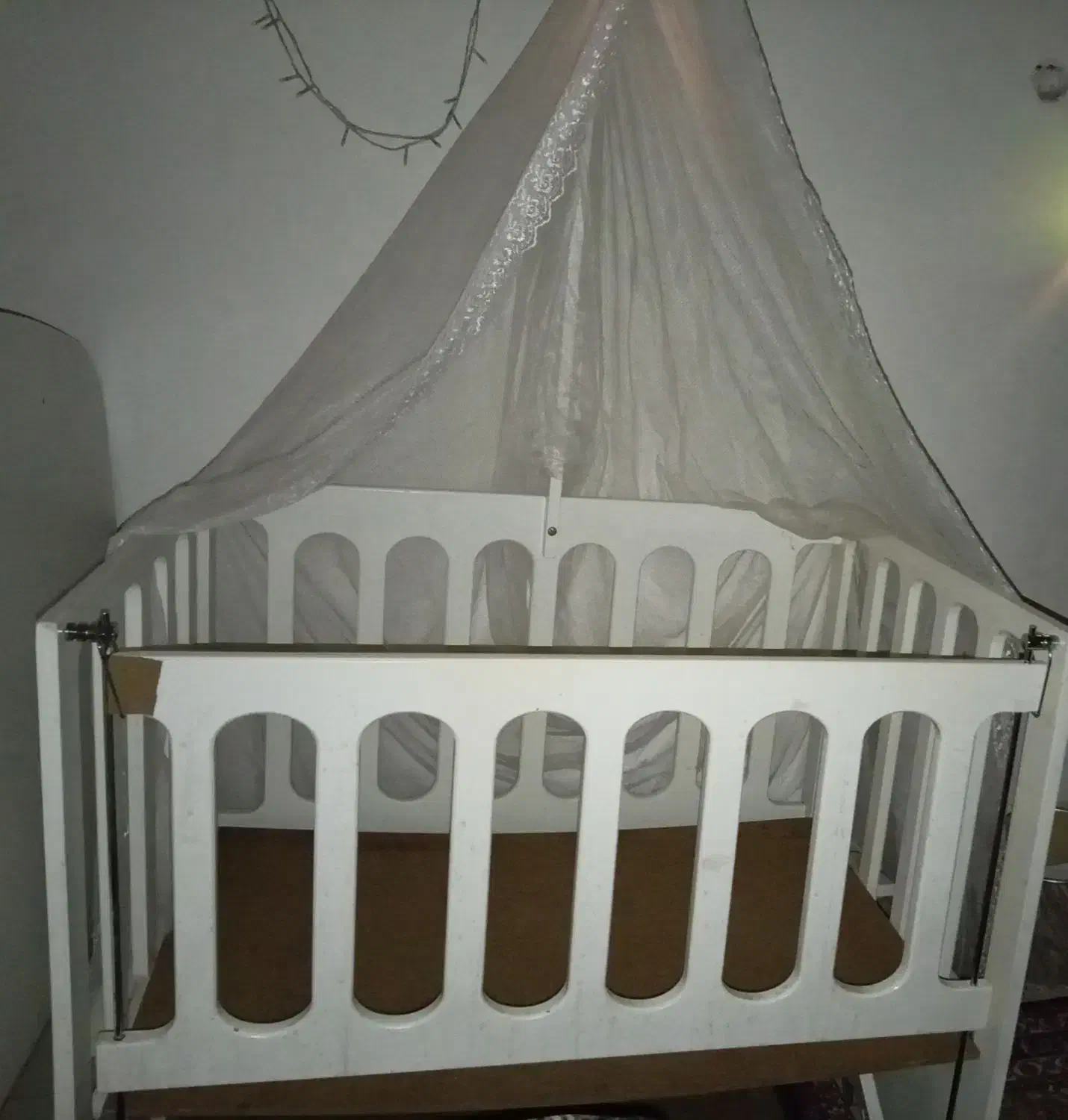 تخت کنارمادر|تخت و صندلی بچه|شیراز, شاه قلی بیگی|دیوار