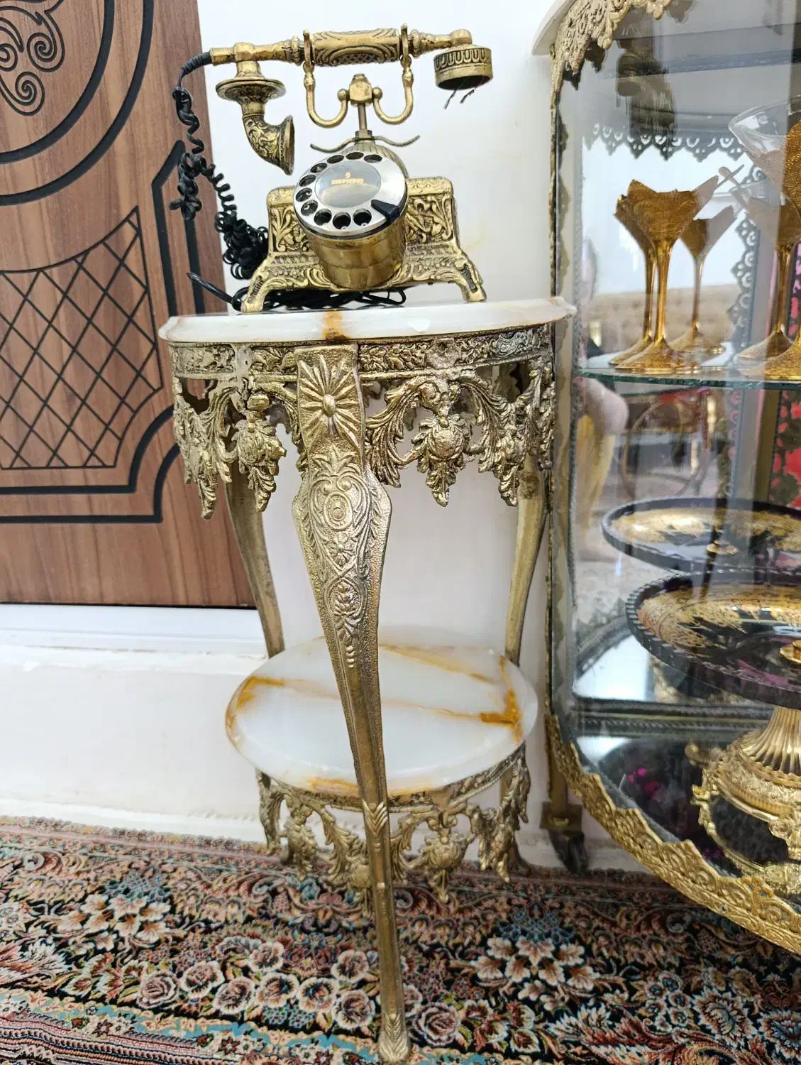 تلفن برنز اصل و میز طرح برنزی|میز تلفن|همدان, |دیوار