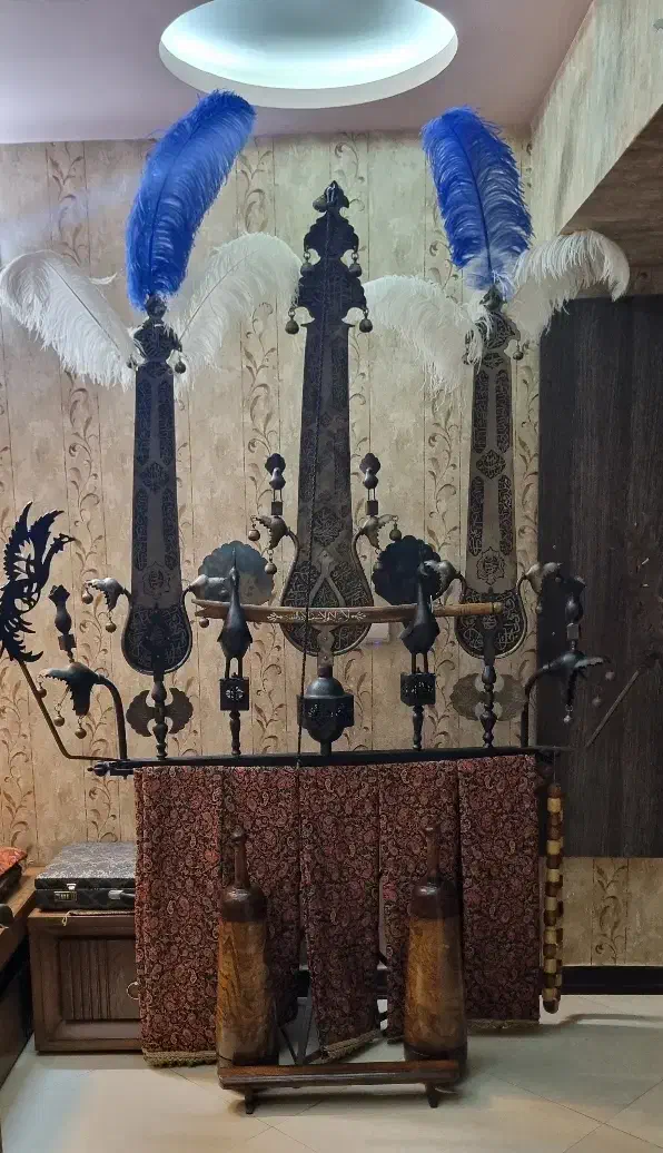 علامت سه تیغه قدیمی با خط زیبا|کلکسیون اشیاء عتیقه|اصفهان, تخت فولاد|دیوار