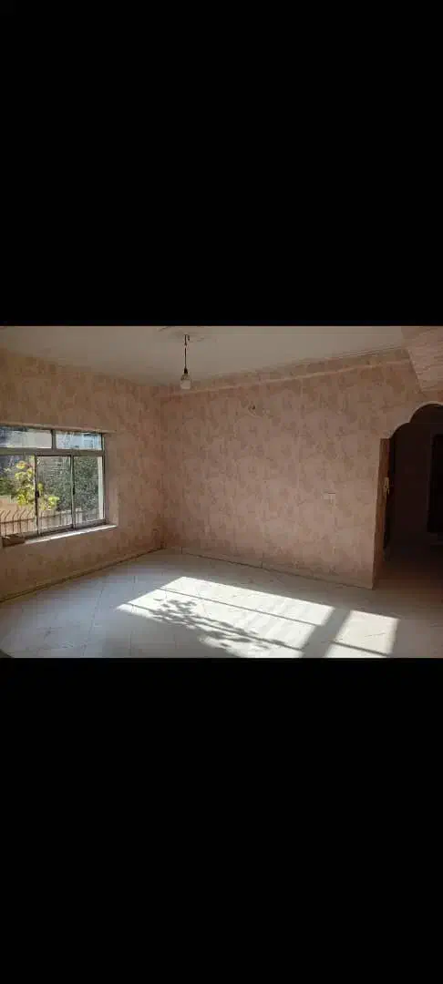 **90متری دوخوابه تکواحدی کاغذدیواری شده رودکی**