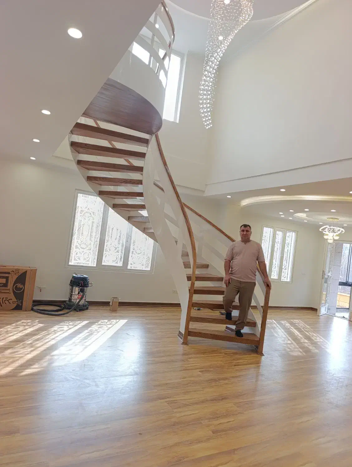 پله مدرن پله گرد فلزی و.|خدمات پیشه و مهارت|هشتگرد, شهرک افشاریه|دیوار