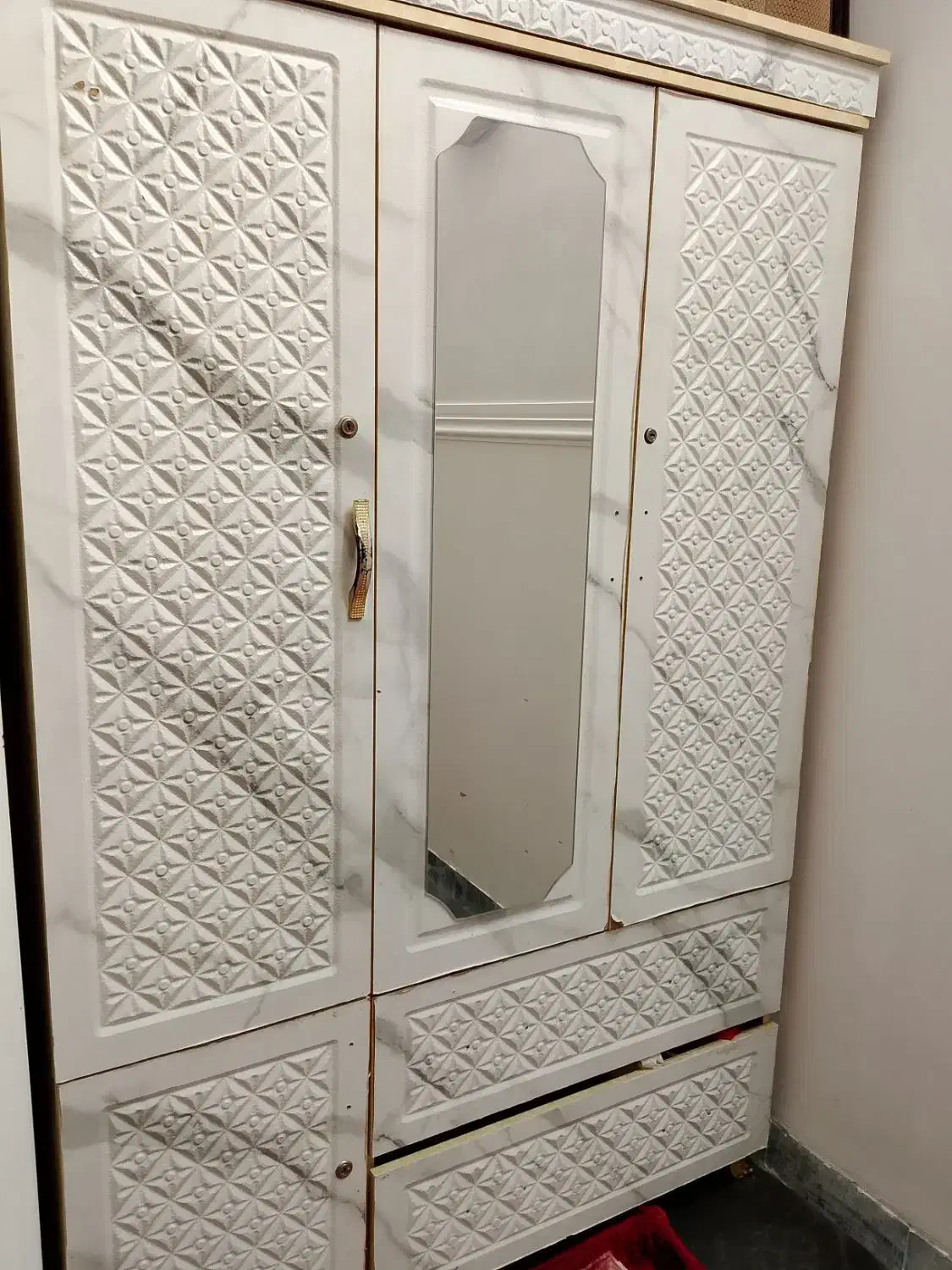 تعدادی لوازم خانه|میز تلویزیون|سیب و سوران, |دیوار