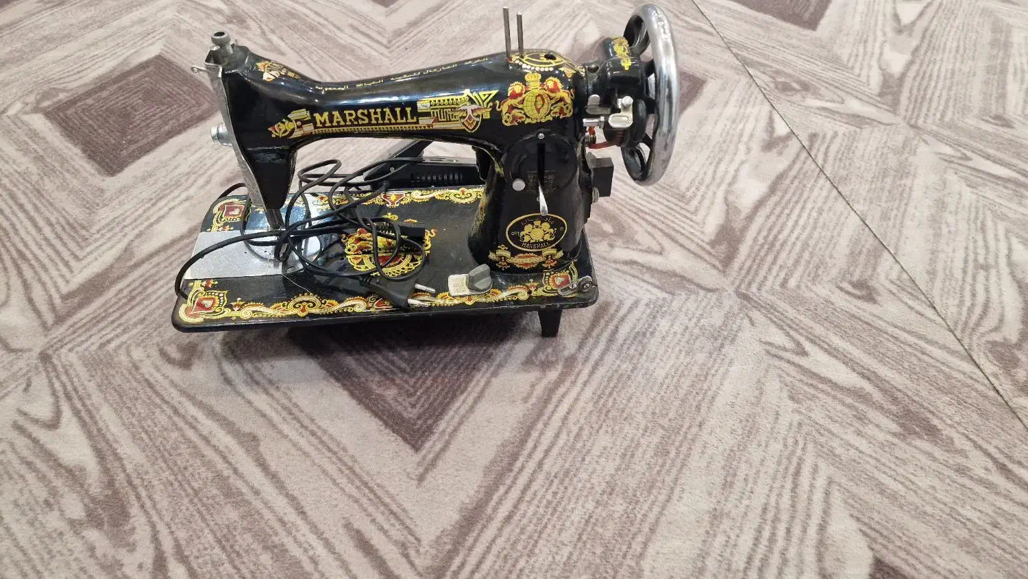 کابینت و چرخ خیاطی قدیمی و تاب بچه گانه تقریباصفر|بوفه، ویترین، کنسول|بانه, |دیوار