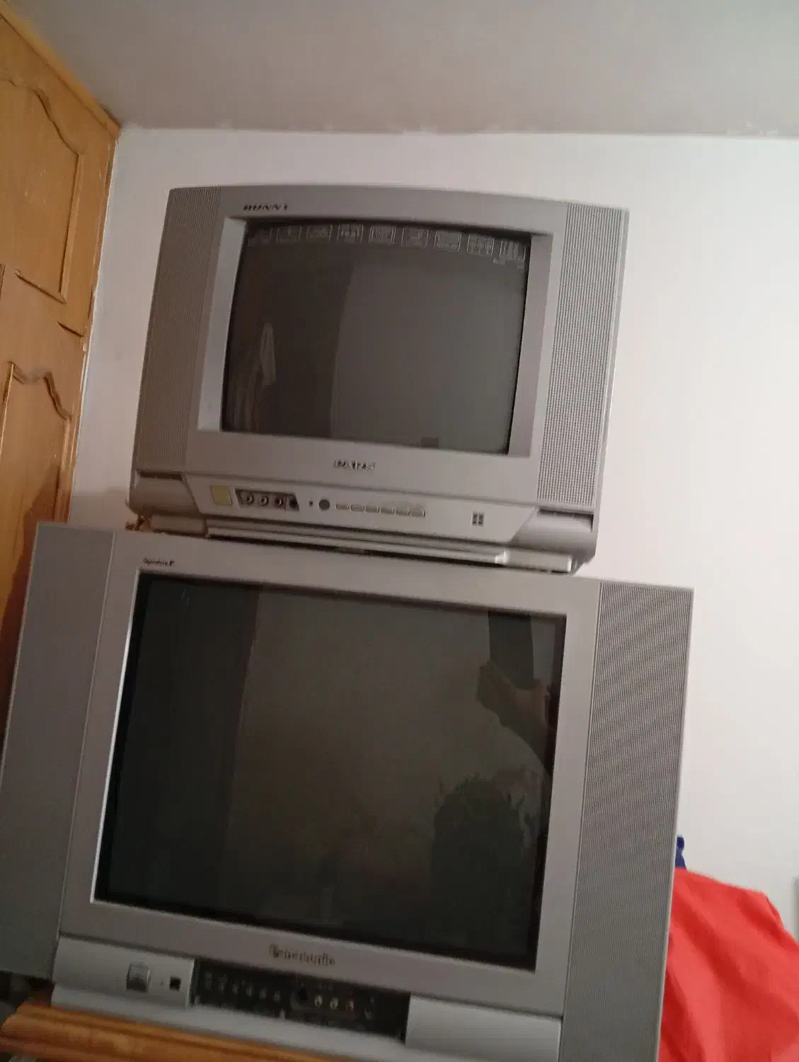 ۲ دستگاه تلویزیون ۱۴ و ۲۴ اینچ|تلویزیون و پروژکتور|شهرکرد, |دیوار