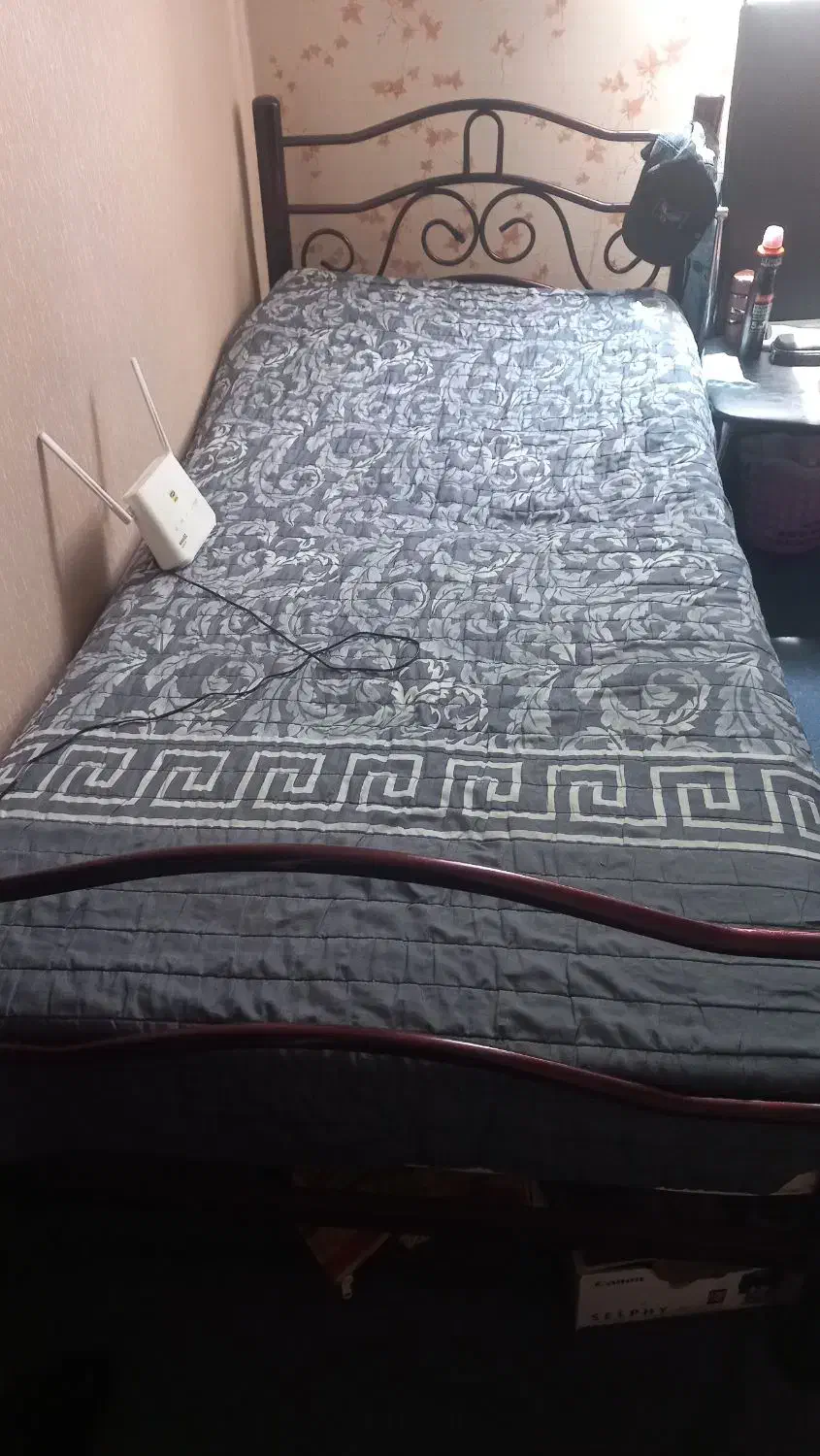 تخت فرفورژه یه نفره زرشکی رنگ|تخت و سرویس خواب|تهران, باغ فیض|دیوار