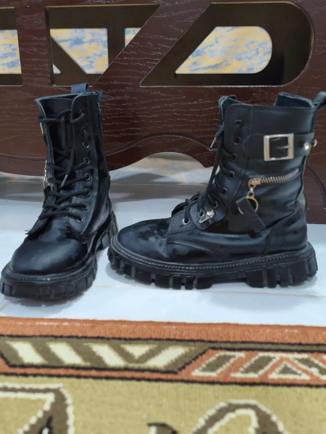 پوتین|کفش و لباس بچه|صحنه, |دیوار