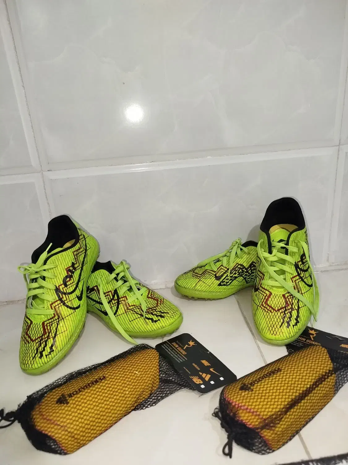 کفش فوتبال و ساق بند|کیف، کفش، کمربند|خرمآباد, |دیوار