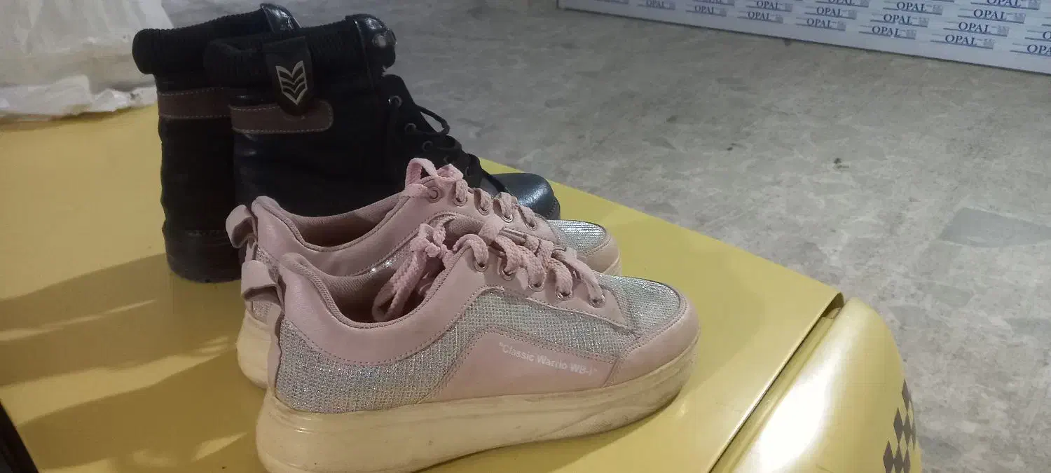 یک جفت کتانی و بوت دخترانه مشکی|کیف، کفش، کمربند|رشت, پیرکلاچای|دیوار