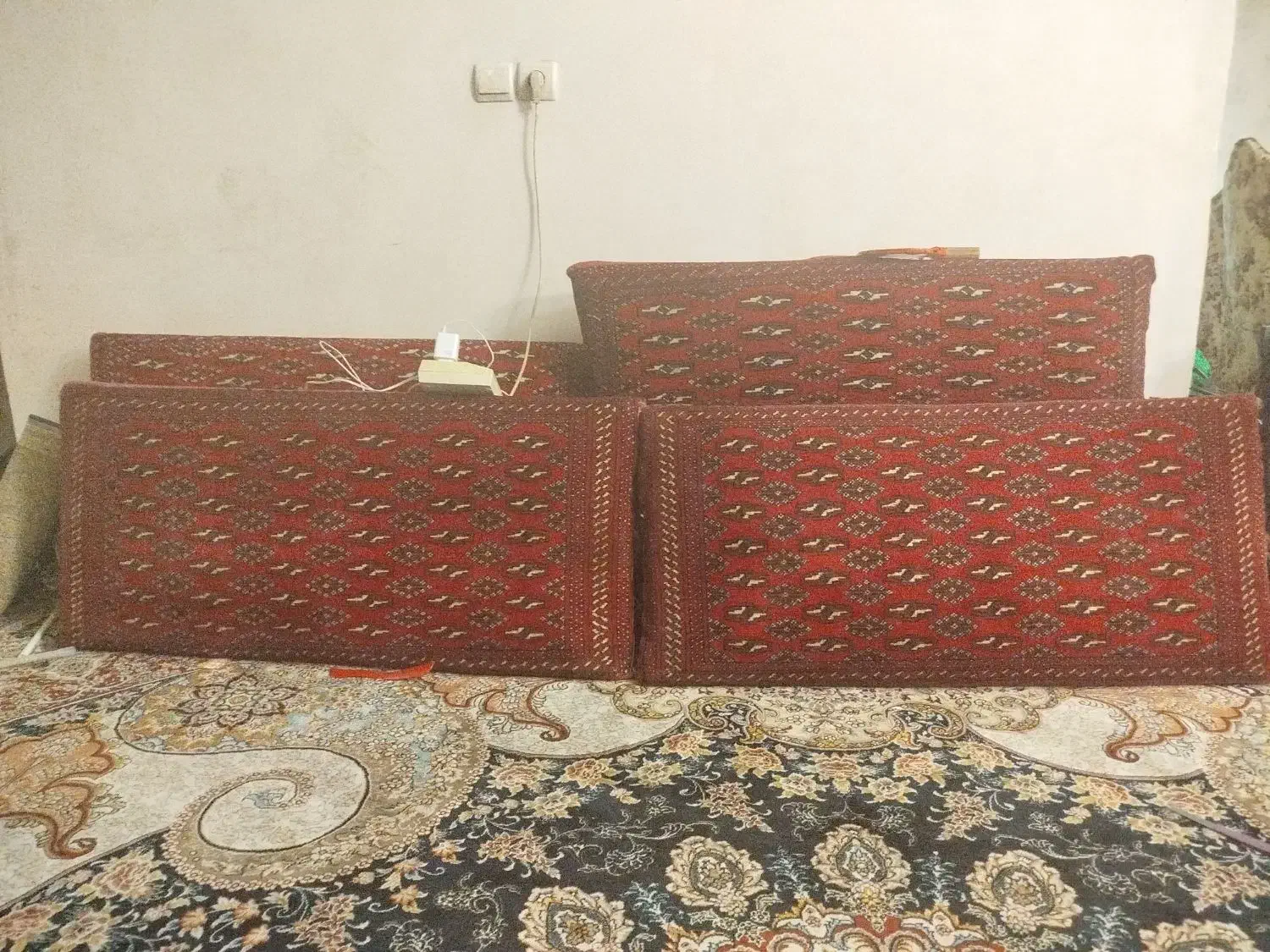 پشتی دستباف رنگ قرمز 4 عدد تمیز و سالم|پشتی|تهران, تهرانسر غربی|دیوار