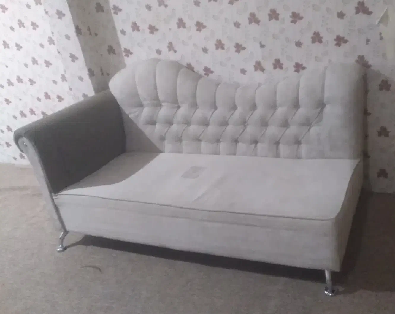 کاناپه|مبلمان خانگی و میز عسلی|میانه, |دیوار