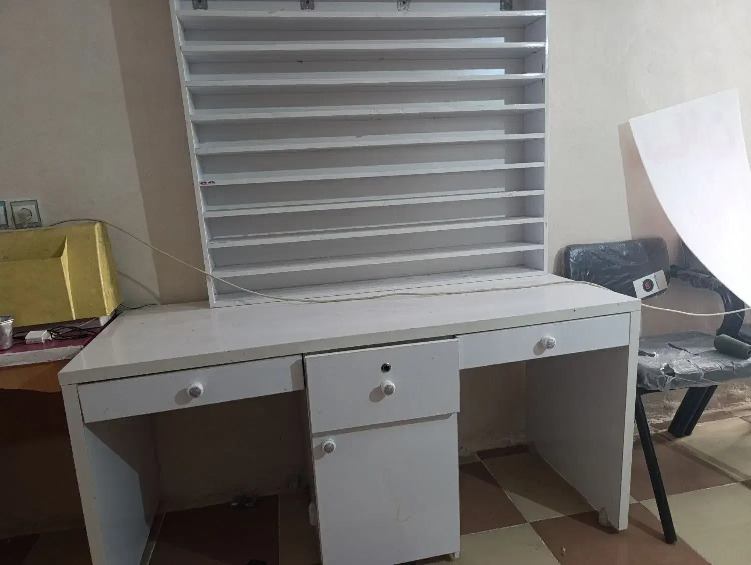 میز واستند ناخن .|آرایشگاه و سالنهای زیبایی|یاسوج, |دیوار