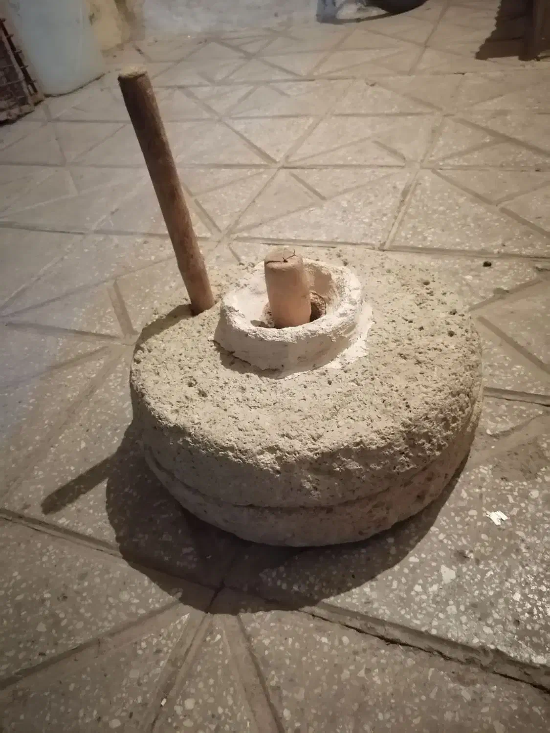 آسیاب دستی (هاره) قدیمی|کلکسیون اشیاء عتیقه|سنندج, |دیوار