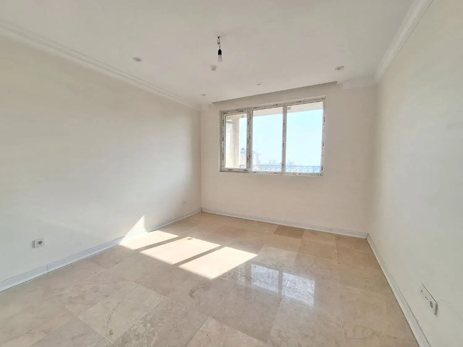 ۱۳۷‌متر/۳‌خواب/نوساز/ویو جذاب/محل‌دنج ظفر