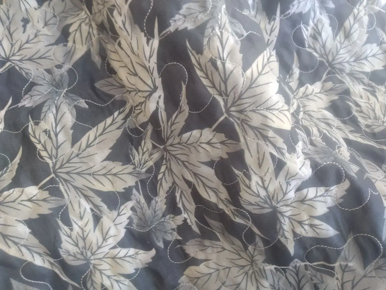 روبالشی|رختخواب، بالش، پتو|لالجین, |دیوار