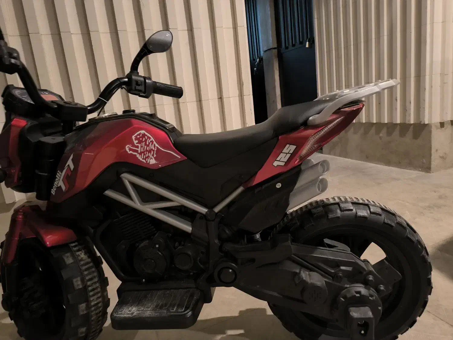 موتور شارژی بنلی تقریبا نو|اسباب‌بازی بچه|اصفهان, احمدآباد|دیوار