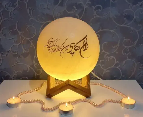 گوی ون یکاد|لامپ و چراغ|تهران, فلسطین (میدان انقلاب)|دیوار