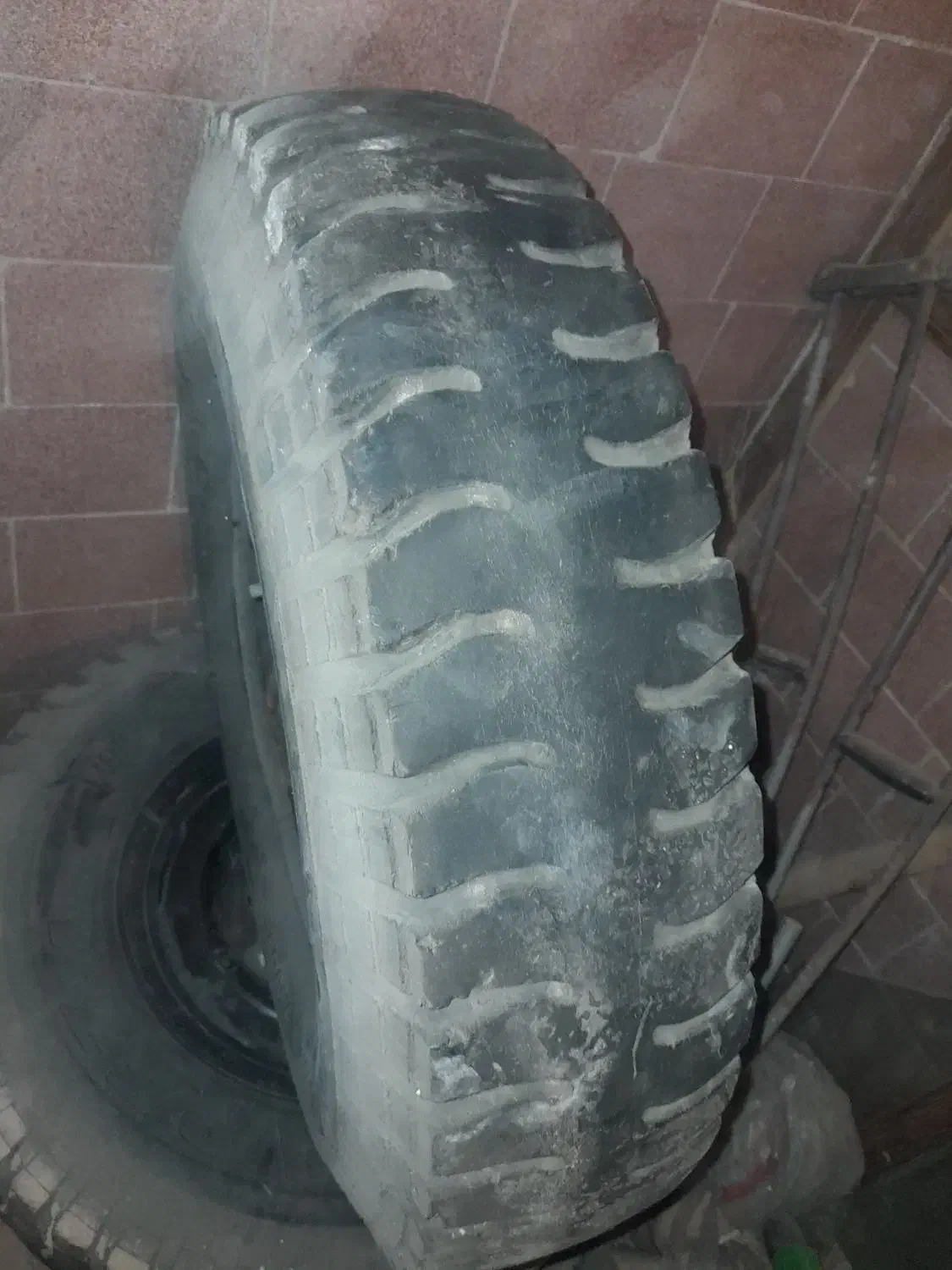 دو عدد لاستیک عقب نیسان کامل|قطعات یدکی و لوازم جانبی|قرچک, صالح آباد|دیوار