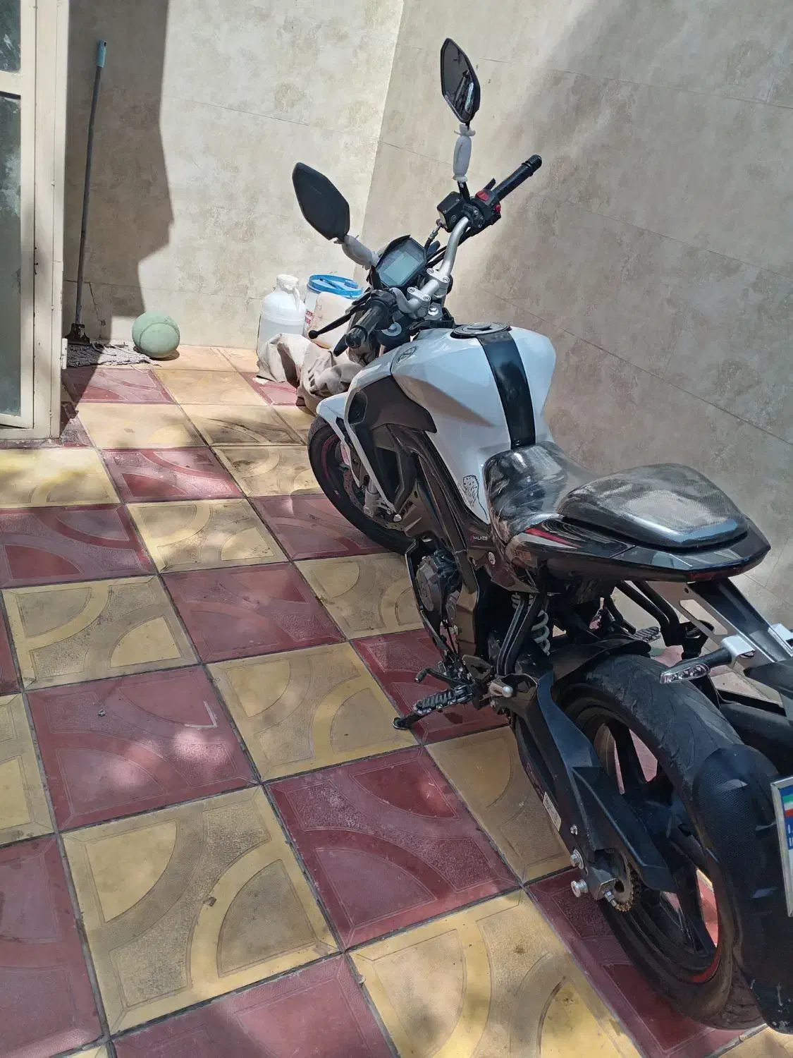 بنلی 180|موتورسیکلت|نیشابور, قلعه نو|دیوار