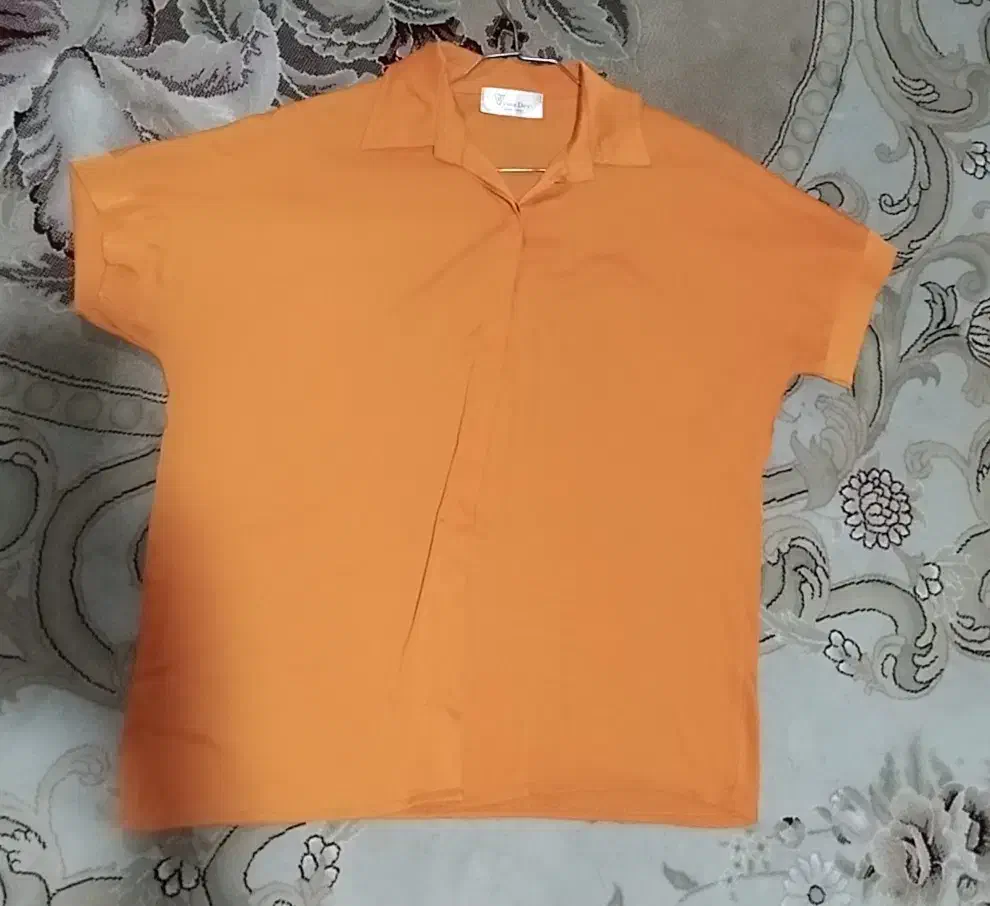 تعدادی شومیز زنانه|لباس|ساری, |دیوار