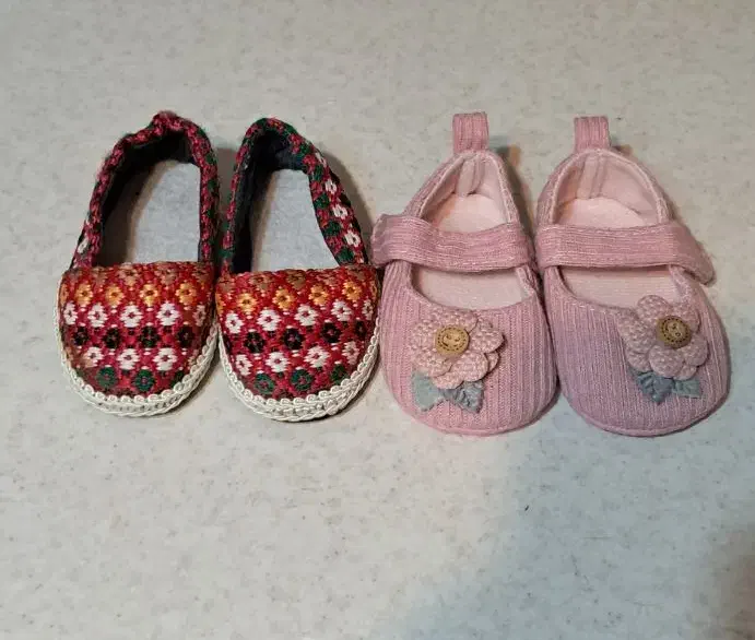 پاپوش نوزادی زیر1سال دوجفت 700 و شنل زیر1سال 700|کفش و لباس بچه|تهران, پاسداران|دیوار