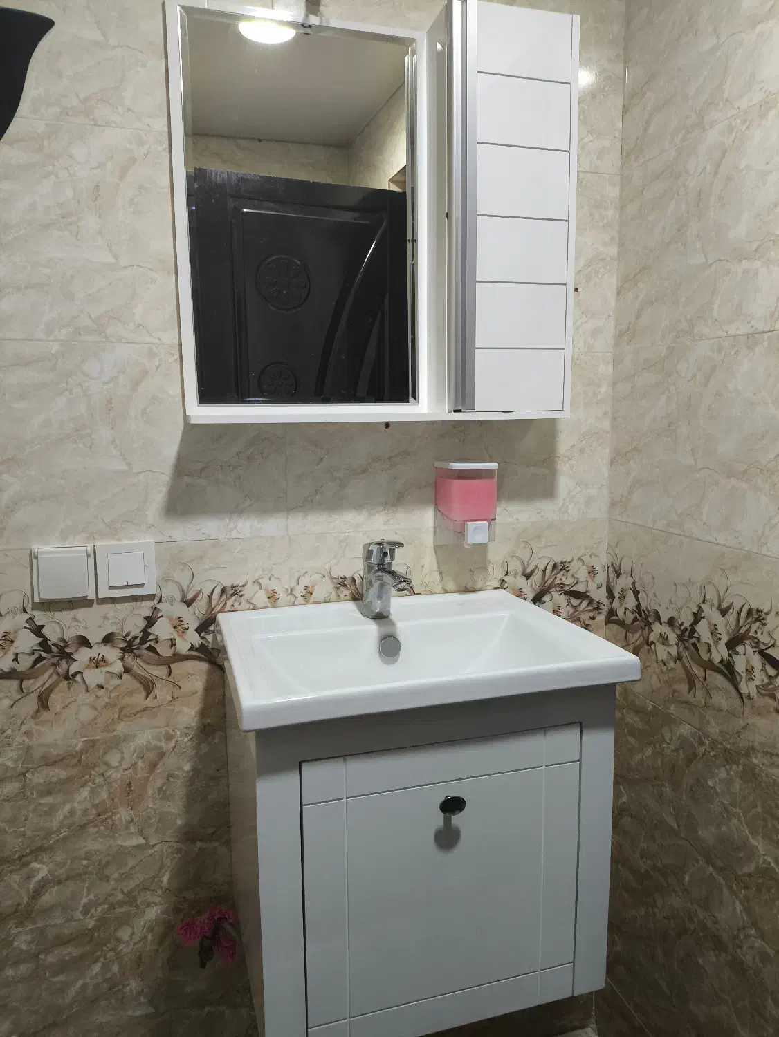 روشویی با آینه باکسی|لوازم سرویس بهداشتی|مراغه, |دیوار