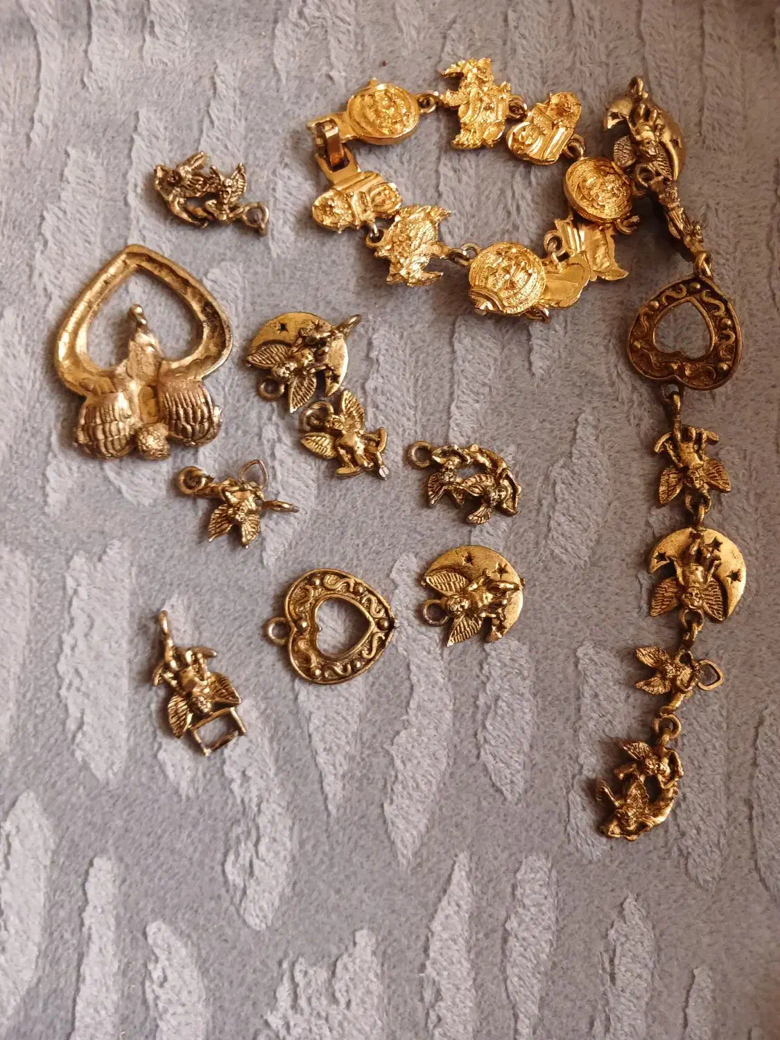 تعدادی دستبند و چند تکه برنجی|بدلیجات|بروجن, |دیوار