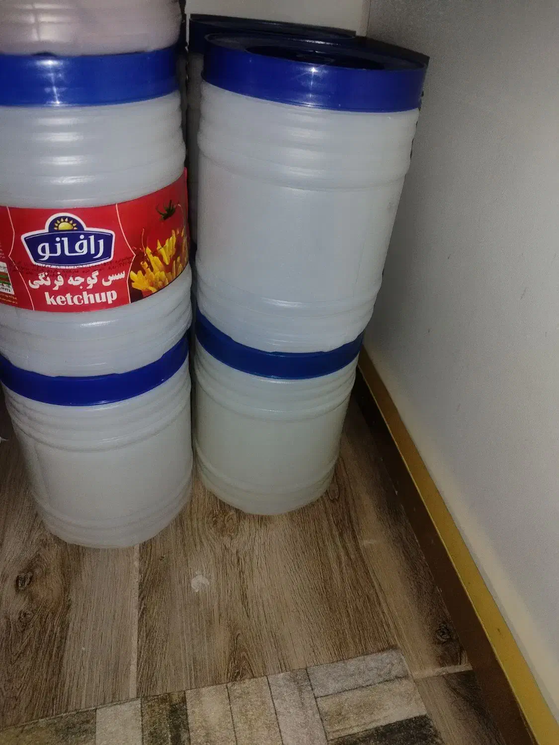 تعدادی دبه3، 4لیتری|ظروف نگهدارنده، پلاستیکی، یکبارمصرف|کرمان, |دیوار