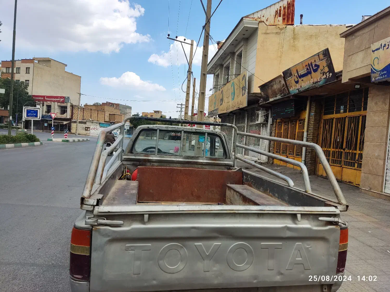 تویوتا هایلوکس کمک دار|خودرو سواری و وانت|شهرکرد, |دیوار